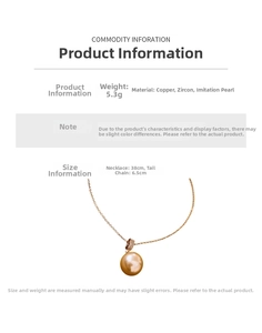 Détail du collier plaqué or 18 carats avec pendentif en perle et pierres de zircon