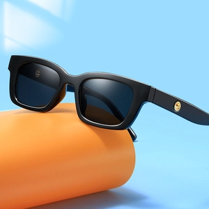 Retro-Rechteck-Kindersonnenbrille mit schwarzem Katzenaugenrahmen auf blauem Hintergrund