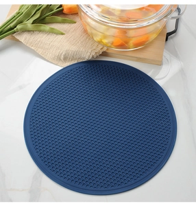 Detailed honeycomb texture of an extra-large round silicone heat-resistant placemat