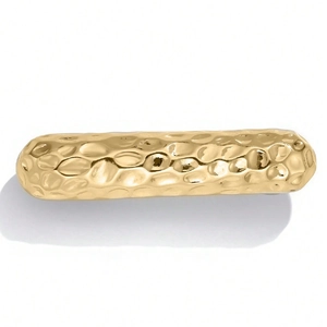Pince à cheveux dorée en métal irrégulier style lave avec finition martelée sur fond blanc