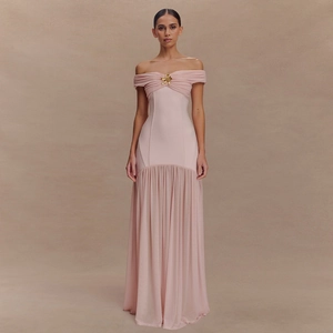 Detail eines eleganten rosa trägerlosen Kleides mit Netzfalten und goldener Brosche