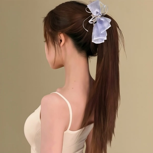 Vue détaillée d'une élégante pince à cheveux à nœud en dentelle violette et étoile