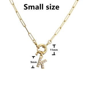 Détail du collier à maillons trombone plaqué or 18k avec pendentif lettre K serti