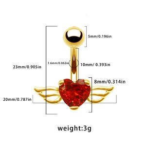 Vue détaillée du piercing de nombril doré avec cœur rouge, ailes et dimensions