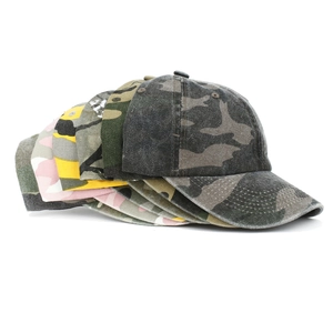 Détail de casquettes de baseball tactiques camouflage empilées en divers coloris délavés
