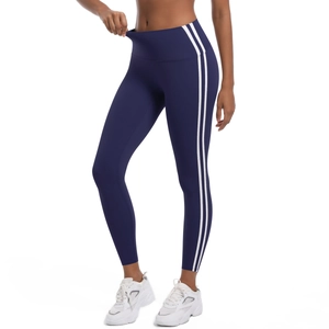 Détail d'un legging de yoga taille haute bleu marine avec bandes blanches latérales
