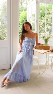 Détail de la robe bleu clair avec bustier froncé et lien décoratif sur le devant