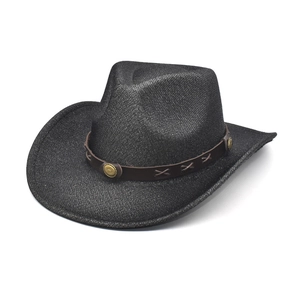 Détail du chapeau de cowboy noir avec bande en cuir marron et boucle en métal doré