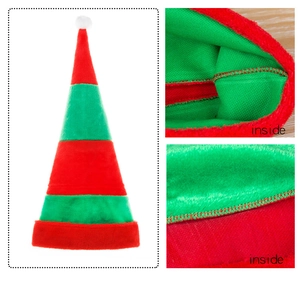 Détail de la doublure en peluche douce et du long bonnet de lutin de Noël à rayures