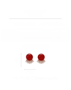 Dettaglio di orecchini placcati oro 18k con perla in resina rossa, zircone e perle