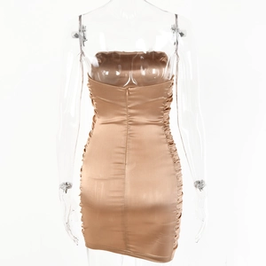 Vue arrière d'une mini robe en satin doré avec détails plissés et fermeture éclair