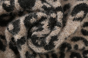 Gros plan sur la texture en tricot jacquard léopard avec fibres de laine douces