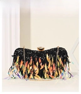Detail einer schwarzen Pailletten-Clutch mit schillernden Fransen und Blumenverschluss