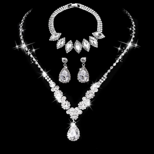 Set gioielli da sposa argento con cristalli scintillanti a goccia su sfondo scuro
