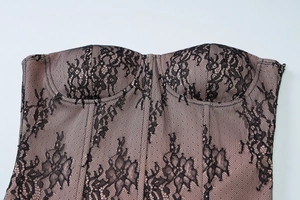 Détails de ce corset en dentelle noire florale avec baleines et doublure nude