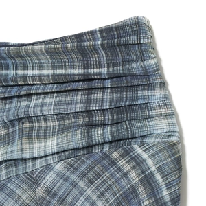 Jupe à carreaux bleus et blancs avec tissu texturé et détails de taille plissés