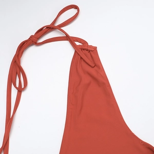 Detalle del lazo al cuello rojo óxido y las costuras del escote en este vestido