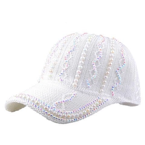 Weiße Baseballkappe mit Perlen und irisierenden Pailletten für einen süßen Sommerlook