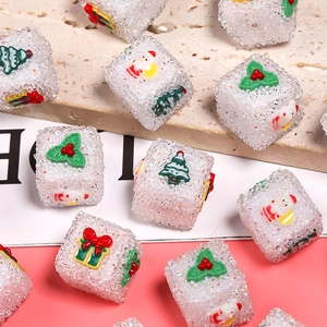 Perline natalizie in resina fai-da-te con Babbo Natale e texture a cubetto di zucchero