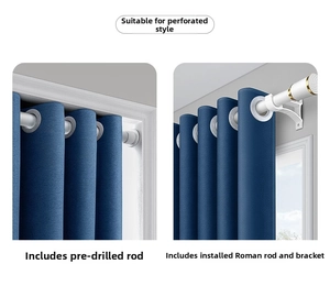 Dettaglio tenda oscurante in velluto blu scuro con occhielli in metallo argentato