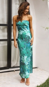 Dettaglio dell'elegante motivo floreale verde smeraldo e della trama in raso lucido