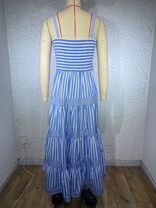 Détail de la robe à rayures bleues et blanches avec ourlet à volants superposés