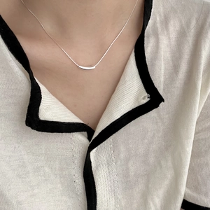 Minimalist 925 sterling silver snake chain necklace with curved bar pendant on model