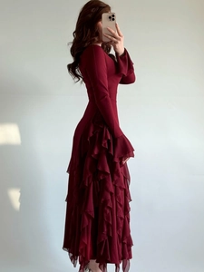 Abito lungo bordeaux elegante a maniche lunghe con balze e maniche a campana