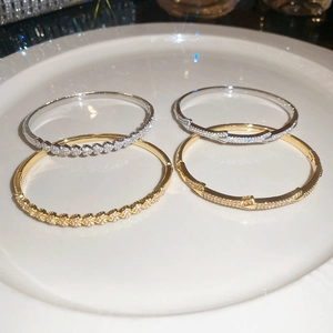 Détail de bracelets cœur plaqués or 18k et bracelets géométriques avec pavé de diamants