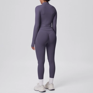 Vista posteriore del set yoga con maglia a collo alto e leggings a vita alta in lilla