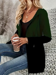 Dettaglio di una giacca casual con cappuccio bicolore verde e nero e cerniera in metallo