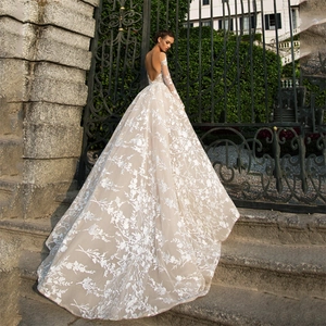 Robe de mariée élégante en dentelle florale avec dos nu et longue traîne de style cathédrale