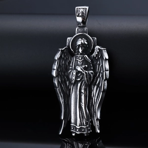 Pendentif ange ailé en argent vieilli sur fond sombre avec effets de réflexion
