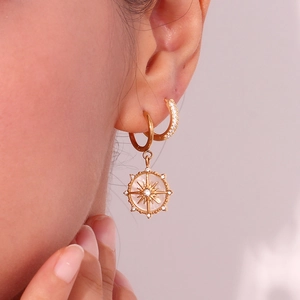 Boucles d'oreilles étoile dorées 18 carats avec zircone et nacre naturelle