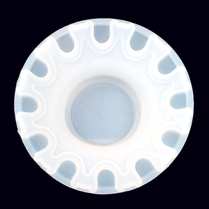Vista superior de un molde de silicona traslúcido con forma de corona para cajas de resina