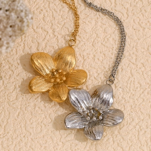 Détail de pendentifs fleurs 3D en finition or et argent avec des pétales texturés