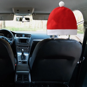 Détail du couvre-appuie-tête de voiture en forme de bonnet de Noël rouge et blanc