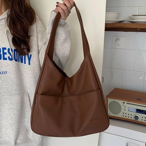 Minimalistische braune große Tragetasche aus weichem PU-Leder in stilvoller Seitenansicht