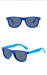 Détails des lunettes de soleil bicolores pour enfants avec monture et branches bleues