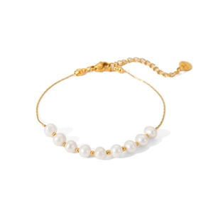 Detailed view of the gold-plated pearl bracelet with lobster clasp and adjustable chain