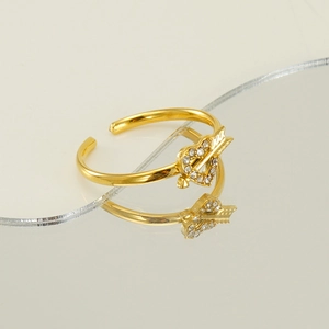 18k gold heart and arrow adjustable ring with diamonds reflected on a mirror