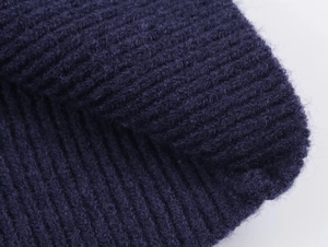 Texture macro du tricot côtelé bleu marine montrant les fibres et détails du tissu