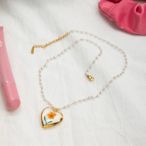 Collier plaqué or 18 carats avec pendentif en forme de cœur et fleur séchée jaune