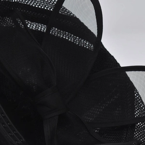 Détail des crochets réglables sur un tissu en maille noire respirant et souple