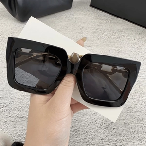 Gafas de sol cuadradas de gran tamaño en negro con detalles de cadena dorada para mujer