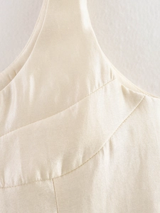 Detail des eleganten champagnerfarbenen Satin-Oberteils mit Fokus auf Nähte und Träger