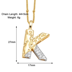 Vue détaillée du pendentif lettre K bicolore or et argent avec dimensions précises