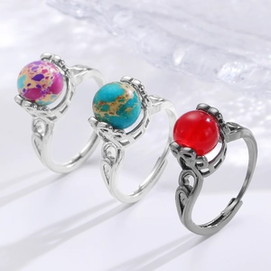 Details von drei Vintage-Ringen mit bunten Steinen und hohlen Weinrebenmustern