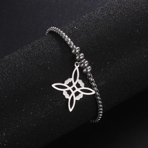 Bracciale in acciaio inossidabile argento con ciondolo nodo della strega su espositore