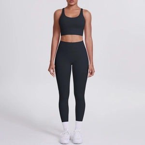 Vue de face de l'ensemble de yoga noir deux pièces avec brassière sport et legging taille haute
